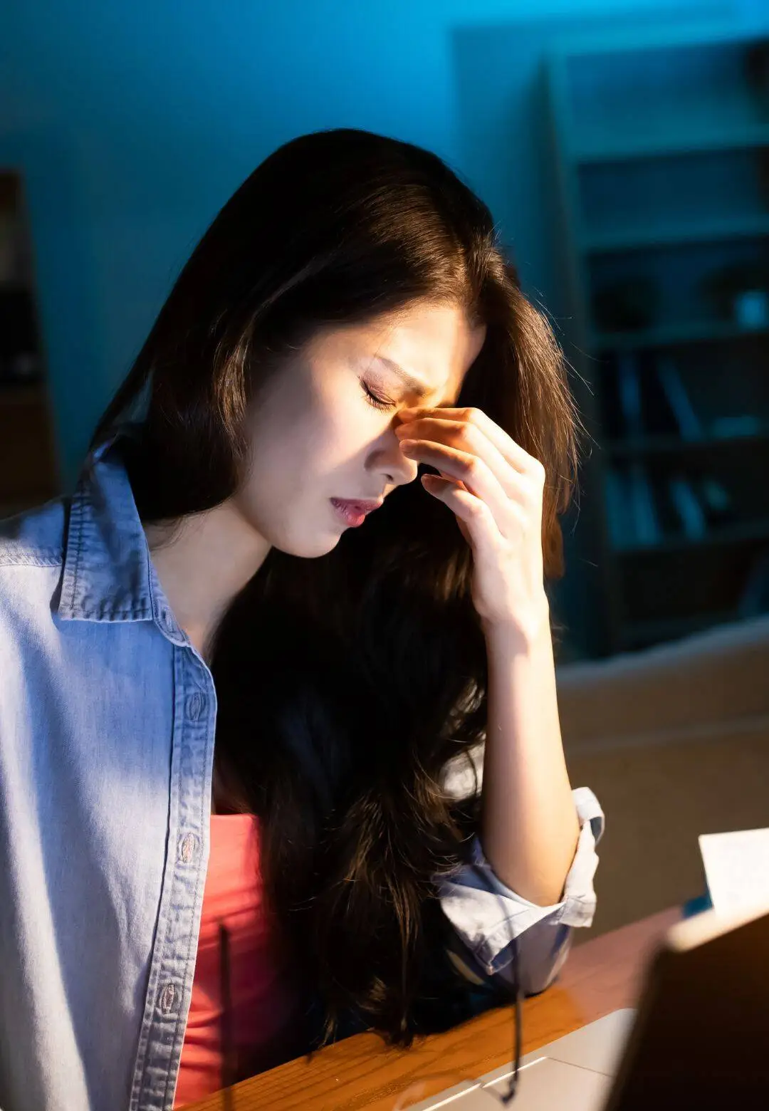 Lenexa office worker experiencing tension headache at work needing chiropractic relief